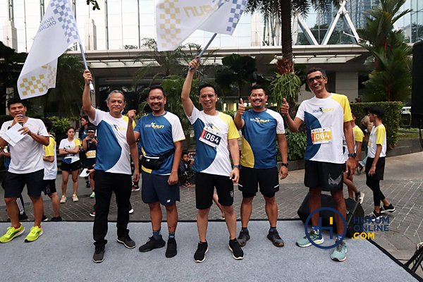 Jajaran Direksi Hukumonline saat melepas para peserta Hukumonline Run 2023 di Runners Evenue, Kawasan SCBD Jakarta, Minggu (6/8/2023) pagi. Foto: RES