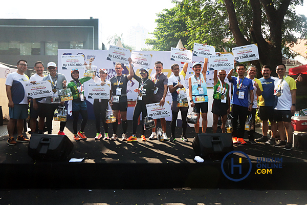 10 Top Finisher untuk kategori Master berfoto bersama usai menerima hadiah. Foto: RES