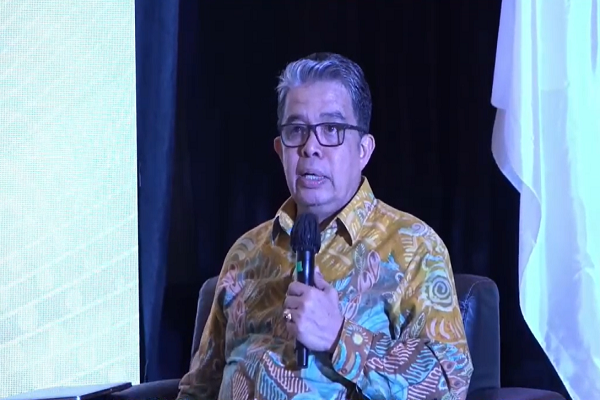 Guru Besar Ilmu Perundang-Undangan Fakultas Hukum Universitas Andalas, Prof Yuliandri dalam seminar bertema Konsultasi Publik rancangan UU Perubahan UU No.3 Tahun 2022 tentang IKN, Jumat (04/08/2023). Foto: Tangkapan layar youtube