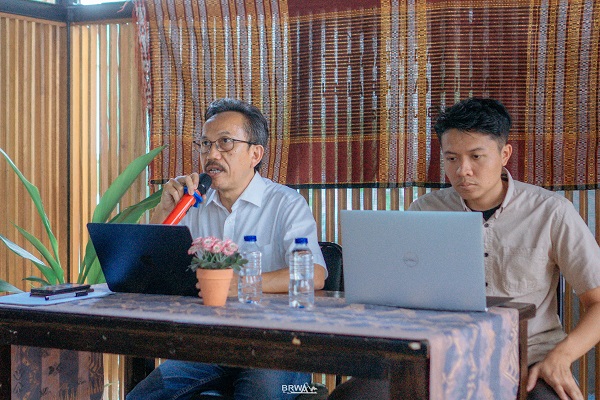 Kepala Badan Registrasi Wilayah Adat (BRWA), Kasmita Widodo dan Kepala Divisi Data dan Informasi BRWA, Ariya Dwi Cahya. Foto: Istimewa