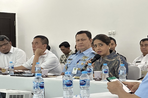  Chairman NASPCI, Marsekal Pertama TNI Penny Radjendra (ketiga dari kiri) dan Chief Executif Officer (CEO) SAIAC, Shaanti Shamdasani (keempat dari kiri) dalam FGD advokasi keberlanjutan antariksa dan satelit di Jakarta, Kamis (11/8/2023). Foto: FER