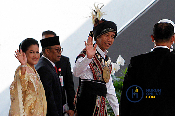 Presiden Jokowi Pakai Baju Adat Tanimbar Maluku 6.jpg