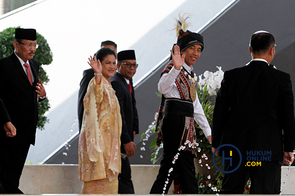 Presiden Jokowi Pakai Baju Adat Tanimbar Maluku 1.jpg