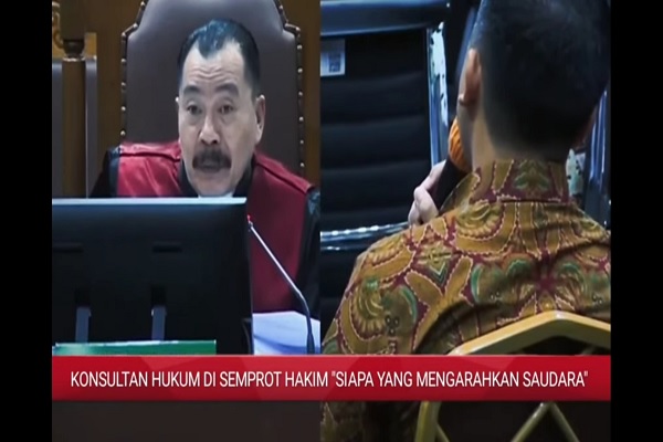 Ketua Majelis Hakim Pengadilan Tipikor Jakarta Fahzal Hendri saat memeriksa saksi konsultan hukum terkait kasus dugaan korupsi mega proyek BTS 4G. Foto: tangkapan layar youtube.  