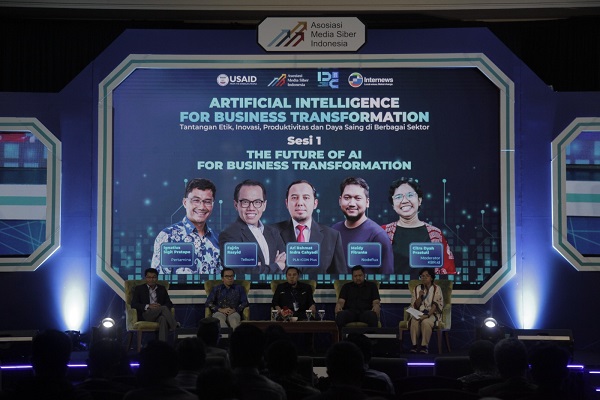 Narasumber diskusi sesi 1 dalam kegiatan Indonesia Digital Conference (IDC) 2023 yang digelar Asosiasi Media Siber Indonesia (AMSI) di Hotel El Royale, Bandung, Selasa (22/8/2023). Foto: Istimewa