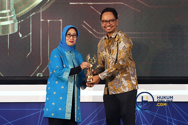 Ketua Dewan Pers Ninik Rahayu saat memberikan penghargaan kepada CEO Hukumonline Arkka Dhiratara di Hotel El Royale, Bandung, Rabu (23/8/2023). Foto: RES