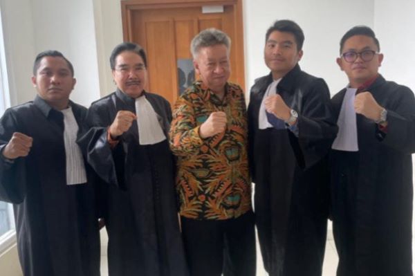 Terdakwa berinisial JT (tengah) bersama Tim Penasihat Hukum dari Hotma Sitompoel Law Firm. Foto: Istimewa 