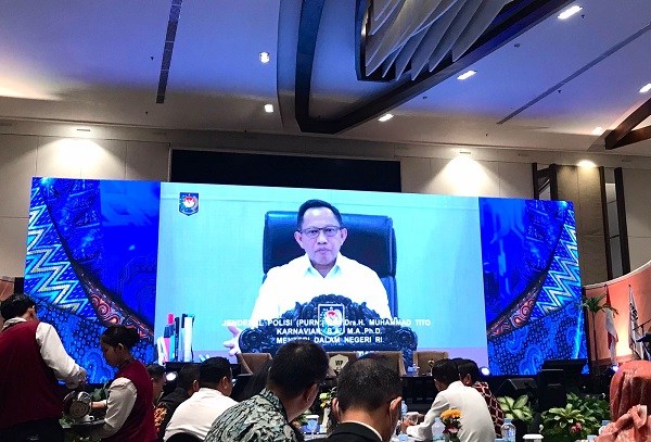 Menteri Dalam Negeri Tito Karnavian tampil secara daring dalam acara Seminar Nasional Tindak Pidana Pemilu dan Berita Bohong (Hoaks). Foto: WIL