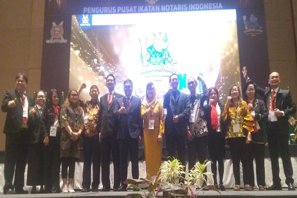 Ketua Umum PP INI Yualita Widyadhari (tengah berbaju kuning) didampingi jajaran pengurus lain saat pembukaan Kongres INI ke-24 di Novotel Tangerang Hotel, Banten, Rabu (30/8/2023). Foto: ADY