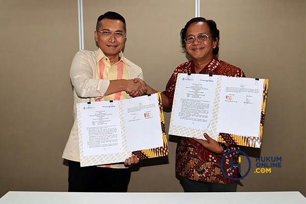  Kepala Biro Hukum dan Kerja Sama Kemenkop UKM, Henra Saragih dan Founder Kantor Hukum Wibhisana and Partners, Yudhi Wibhisana usai menandatangani MoU pemberian probono di Jakarta, Rabu (30/8/2023). Foto: RES