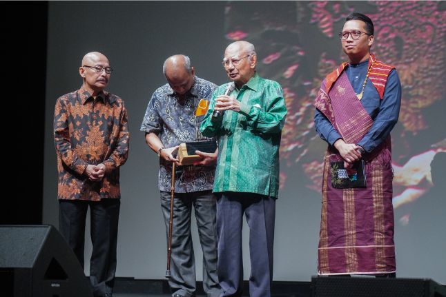 Penerima penghargaan Tokoh Pembaru Lingkungan kategori Pembangun Fondasi Hukum Lingkungan dan Pembangunan Berkelanjutan di Tingkat Global dan  Indonesia, Prof. Emil Salim, MA, Ph.D. Foto: istimewa.