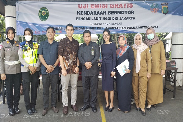  Senior Vice President of Content Hukumonline, Robert Sidauruk (Keempat dari kiri), dan Wakil Ketua PT DKI Jakarta, Heru Pramono (Kelima dari kiri) berfoto bersama, Selasa (5/9/2023). Foto: MJR