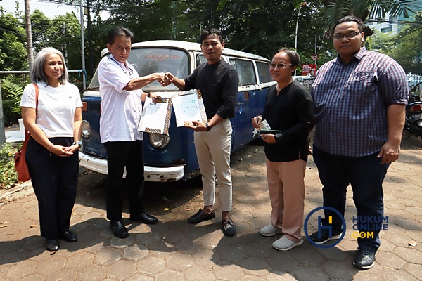 Founding Partner AHP Chandra M Hamzah secara simbolis memberi bantuan untuk merestorasi VW Combi dari pihak pengurus LBH Jakarta, Selasa (5/9/2023). Foto: RES