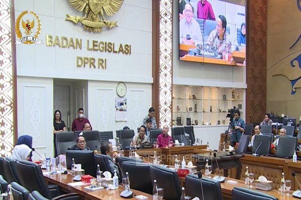 Suasana rapat pengambilan keputusan terhadap RUU Migas di ruang Baleg DPR, Rabu (6/9/2023). Foto: Tangkapan layar youtube