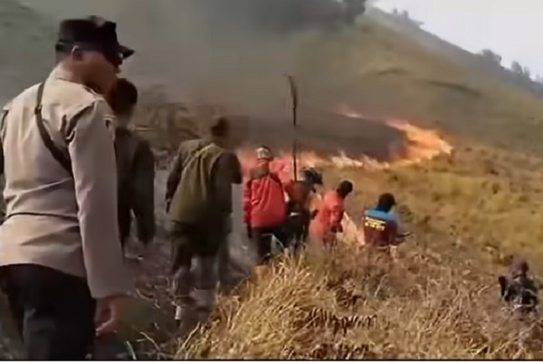 Kebakaran hutan kembali melanda di area Bukit Teletubbies, Bromo Tengger Semeru. Foto: Tangkapan layar  Youtube