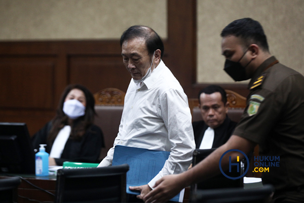 Surya Darmadi (kemeja putih) saat menjalani sidang perdana di Pengadilan Tipikor Jakarta (8/9/2022). Foto: RES