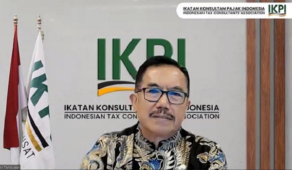Ketua Umum Ikatan Konsultan Pajak Indonesia (IKPI), Ruston Tambunan, dalam webinar online yang diselenggarakan Universitas Pelita Harapan (UPH), Senin (25/9). Foto: WIL