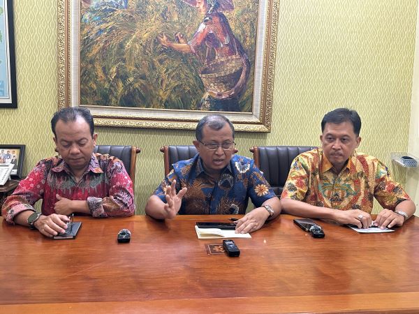 Sekretaris Umum PP INI Agung Iriantoro (tengah) didampingi Kabid Organisasi Taufik (kiri) saat konferensi pers, Rabu (27/9/2023). Foto: FKF