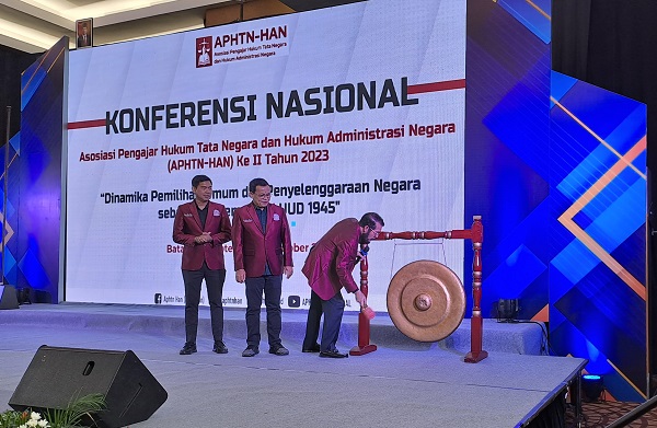 Ketua MK Anwar Usman menabuh gong tanda pembukaan Konferensi Nasional APHTN-HAN ke-2 didampingi Sekjen APHTN-HAN Bayu Dwi Anggono (paling kiri) dan Ketua Umum APHTN-HAN M.Guntur Hamzah (tengah), Jumat (29/9). Foto: NEE