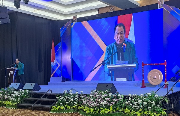 Hakim Konstitusi Arief Hidayat saat menyampaikan pidato kunci dalam pembukaan Konferensi Nasional APHTN-HAN ke-2. Foto:  NEE