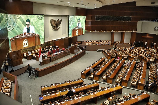 Ketua Komisi II Ahmad Doli Kurnia Tandjung saat membacakan laporan dan alasan Fraksi PKS dan Demokrat terhadap persetujuan RUU IKN menjadi UU di rapat paripurna di Komplek Gedung Parlemen, Selasa (3/10/2023). Foto: Humas Kemenpan-RB