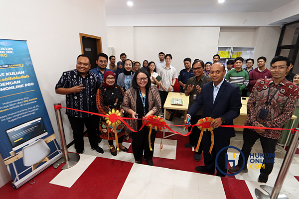 AVP Customer Experience & Engagement at Hukumonline, Grace Nagatami Susilo dan Dekan FH Unair, Iman Prihandono saat pemotongan pita peluncuran Hukumonline Corner di FH Unair, Rabu (5/10/2023). Foto: RES