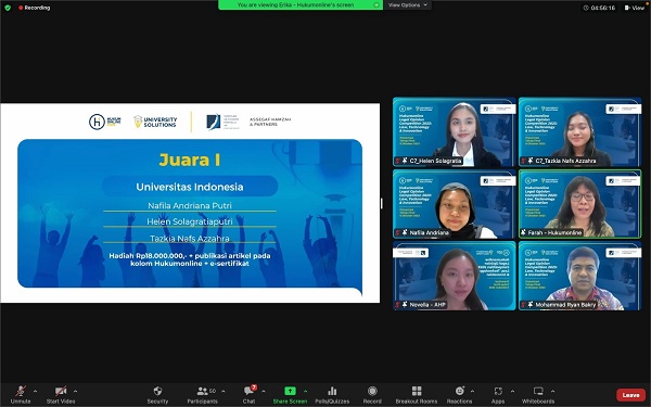 Tiga perwakilan mahasiswi FHUI keluar sebagai juara I Hukumonline Legal Opinion Competition 2023. Foto: HOL