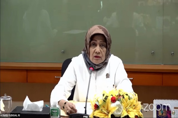  Wakil Ketua Komisi Yudisial (KY), Siti Nurdjanah saat konferensi pers di kantor Komisi Yudisial, Senin (9/10/2023). Foto: Tangkapan layar youtube