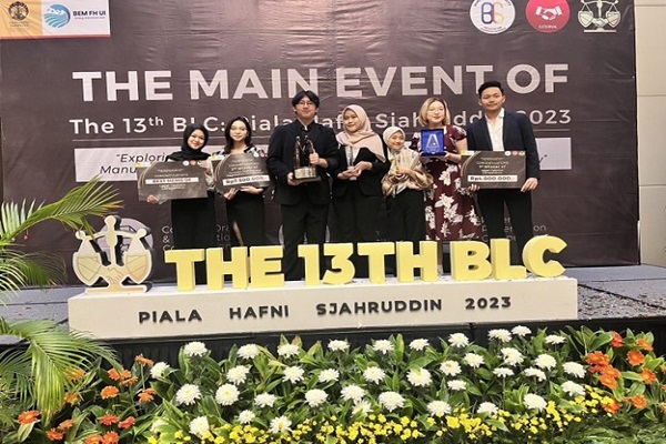 Delegasi Fakultas Hukum Universitas Padjadjaran (FH Unpad) berhasil meraih kembali Piala Hafni Sjahruddin sebagai Juara Umum di Business Law Competition (BLC) Fakultas Hukum Universitas Indonesia (FH-UI) 2023 . Foto: Istimewa