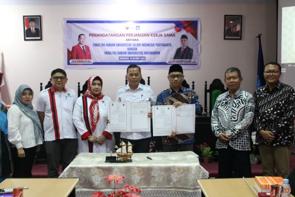 Dekan FH Unhas Prof. Hamzah Halim dan Dekan FH UII Yogyakarta Prof. Budi Agus Riswandi (tengah) usai penandatanganan kerja sama di ruang Video Conference Mahkamah Konstitusi RI, Senin (16/10/2023). Foto: Istimewa 