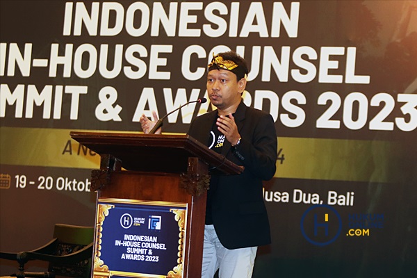 Chief Executive Officer Hukumonline Arkka Dhiratara saat membuka acara Indonesian In-House Counsel Summit & Awards 2023 di Grand Hyatt, Nusa Dua, Bali, Kamis (19/10/2023). Foto: RES