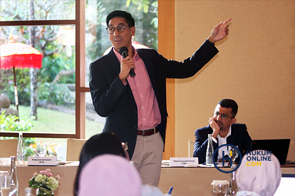 Dua Partner pada Kantor Hukum Assegaf Hamzah & Partners, Muhammad Iqsan Sirie (kiri) dan Muhamad Kamal Fikri (kanan) saat breakout room dalam gelaran In House Counsel Summit and Awards 2023 di Bali, Kamis (19/10). Foto: RES