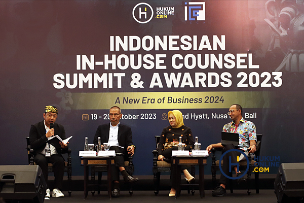 Narasumber diskusi panel dengan topik 'Kontribusi Vital In-House Counsel dalam Mendukung Daya Saing Bisnis di Tengah Perkembangan Hukum dan Bisnis Menuju 2024' di Grand Hyatt Bali, Nusa Dua, Kamis (19/10/2023). Foto: RES 
