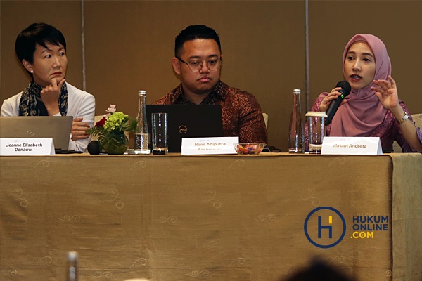Miriam Andreta selaku Partner Walalangi & Partners memberikan sejumlah pandangan mengenai keefektifan antara share acquisition atau asset acquisition, di sela acara Indonesian IHC Summit dan Awards 2023, 19-20 Oktober 2023 di Nusa Dua, Bali, Kamis (19/10). Foto: RES