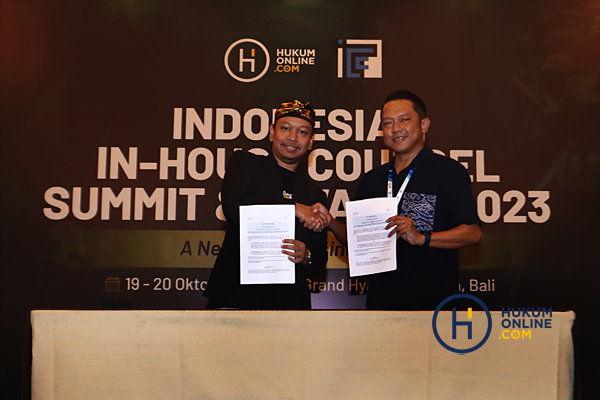 CEO Hukumonline Arkka Dhiratara dan Presiden ICCA Yudhistira Setiawan saat menandatangani kerja sama di sela-sela gelaran Indonesian In-House Counsel Summit & Awards 2023 di Grand Hyatt, Nusa Dua, Bali, Jumat (20/10/2023). Foto:  RES