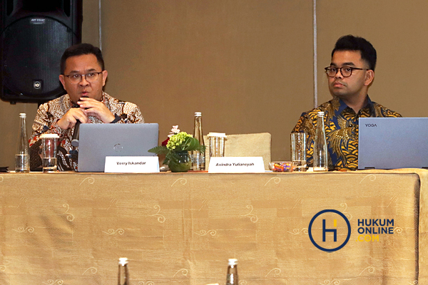 Associate Partner Soemadipradja & Taher (S&T) Verry Iskandar dan Avindra Yuliansyah saat diskusi breakout session dalam gelaran Indonesian In-House Counsel Summit & Awards 2023, Jumat (20/10/2023). Foto: RES
