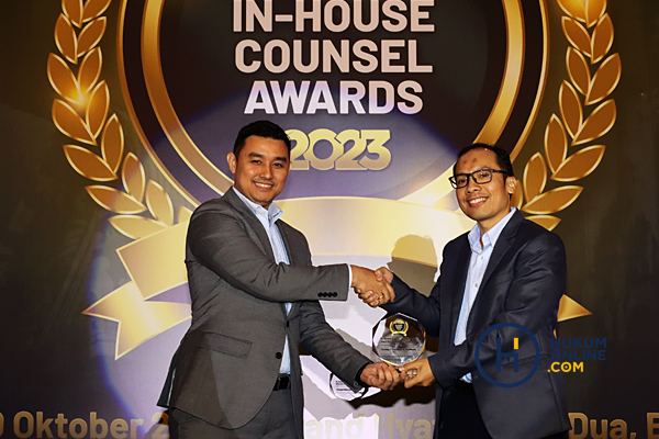 Perwakilan Assegaf Hamzah & Partners (kanan) saat menerima penghargaan kategori In-House Counsel Choice 2023 di malam penganugerahan In-House Counsel Awards 2023, Jumat (21/10/2023). Foto: RES  