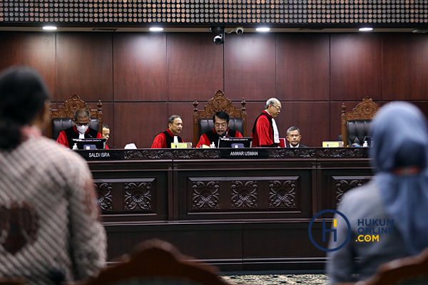 Suasana pembacaan putusan oleh hakim konstitusi di Gedung Mahkamah Konstitusi. Foto: RES