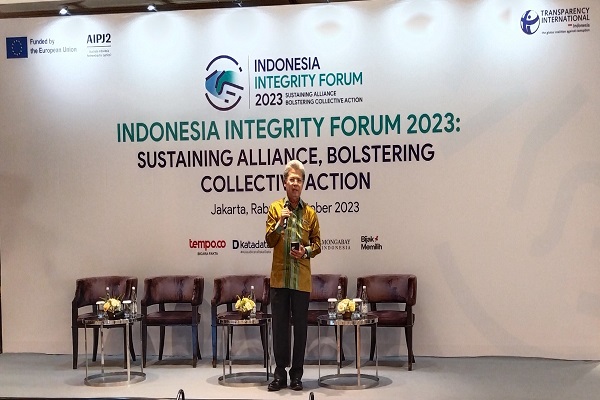 Todung Mulya Lubis saat menjadi pembicara dalam acara Indonesia Integrity Forum 2023: Sustaining Alliance, Bolstering Collective Action di Jakarta, Rabu (25/10/2023). Foto: MJR