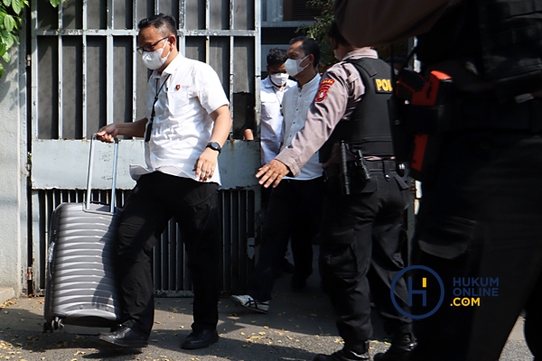 Rumah Ketua KPK Firli Bahuri Digeledah Polisi 3.jpg