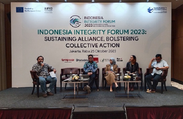 Akademisi FHUI Febby Mutiara Nelson (baju coklat) dalam acara Indonesia Integrity Forum 2023: Sustaining Alliance, Bolstering Collective Action di Jakarta, Rabu (25/10) lalu. Foto: MJR 