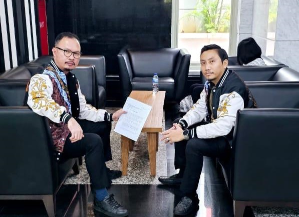 Ketua Umum LISAN, Hendarsam Marantoko (kiri) saat memberikan laporannya ke MK, Senin (30/10/2023). Foto: Istimewa