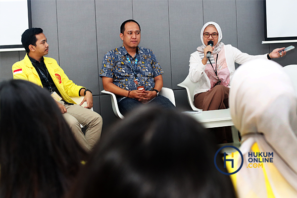 Manajer Klinik Hukumonline Tri Jata Ayu Pramesti (kanan) dalam pemaparannya saat kunjungan Business Law Society Fakultas Hukum Universitas Indonesia (BLS FHUI) ke kantor Hukumonline, Selasa (31/10/2023). Foto: RES