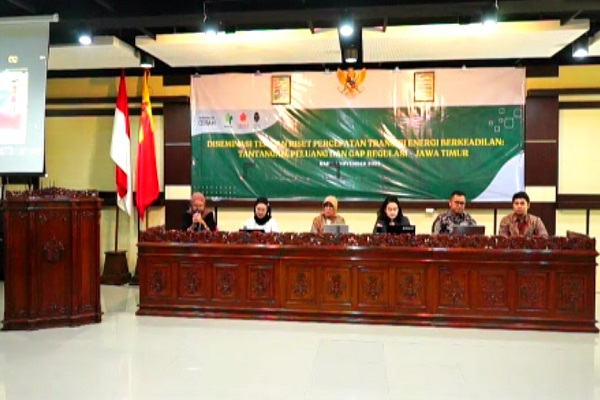 Sejumlah narasumber dalam diskusi bertema Diseminasi Temuan Riset Percepatan Transisi Energi Berkeadilan: Tantangan, Peluang, dan Gap Regulasi di Daerah - Jawa Timur, Rabu (01/11/2023). Foto: Tangkapan layar zoom