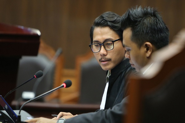 Julius Ibrani dalam satu persidangan di MK. Foto: Humas MK