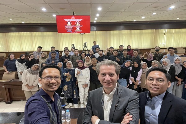 Prof. Chris Jansen (tengah) berfoto seusai  menjadi pemateri dalam Kuliah Tamu di Fakultas Hukum Universitas Gajah Mada, Jumat (27/10/2023). Foto: Istimewa