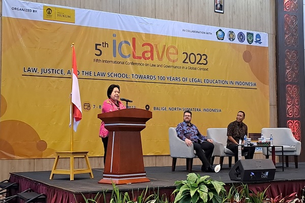 Prof Harkristuti Harkrisnowo (kiri) dan Prof Simon Butt (tengah) saat mengisi seminar dalam rangkaian icLave 2023 di Labersa Toba Hotel & Convention Centre, Toba, Sumatera Utara, Selasa (7/11/2023). Foto: NEE