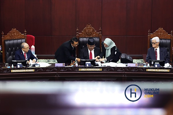 Kiri-kanan: Kiri-kanan: Majelis Kehormatan MK yang terdiri dari Wahiduddin Adams, Prof Jimly Asshiddiqie, dan Bintan R Saragih saat pembacaan putusan perkara pelanggaran etik hakim konstitusi di Gedung MK, Selasa (7/11/2023). Foto: RES