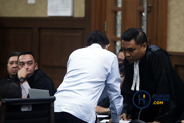 Terdakwa Johnny G Plate saat berkonsultasi dengan tim penasihat hukum saat sidang putusan di Pengadilan Tipikor Jakarta, Rabu (8/11/2023). Foto: RES