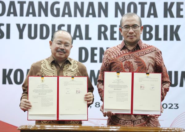 Ketua KY Amzulian Rifai dan Ketua KPU Hasyim Asy'ari saat penandatangan nota kesepahaman di Gedung KY Jakarta, Rabu (8/11/2023). Foto: Humas KY 